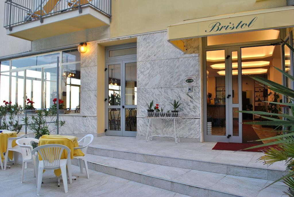 Hotel Bristol ไลเกวญา ภายนอก รูปภาพ