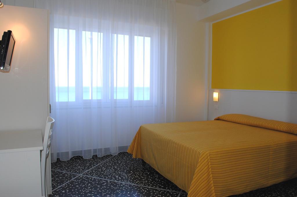 Hotel Bristol ไลเกวญา ห้อง รูปภาพ
